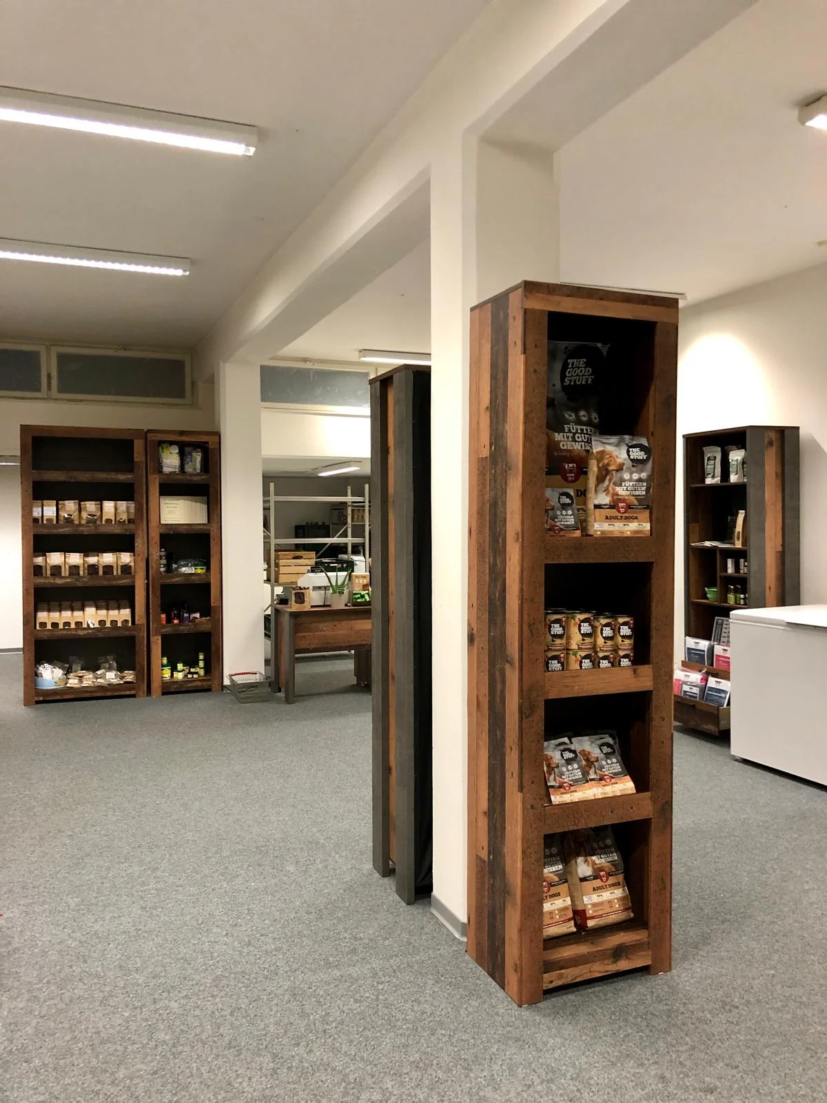 Innenraum des Ladens Glemsgaustraße 25 Stuttgart-Weilimdorf — rustikale Holzregale mit Rohfutterprodukten